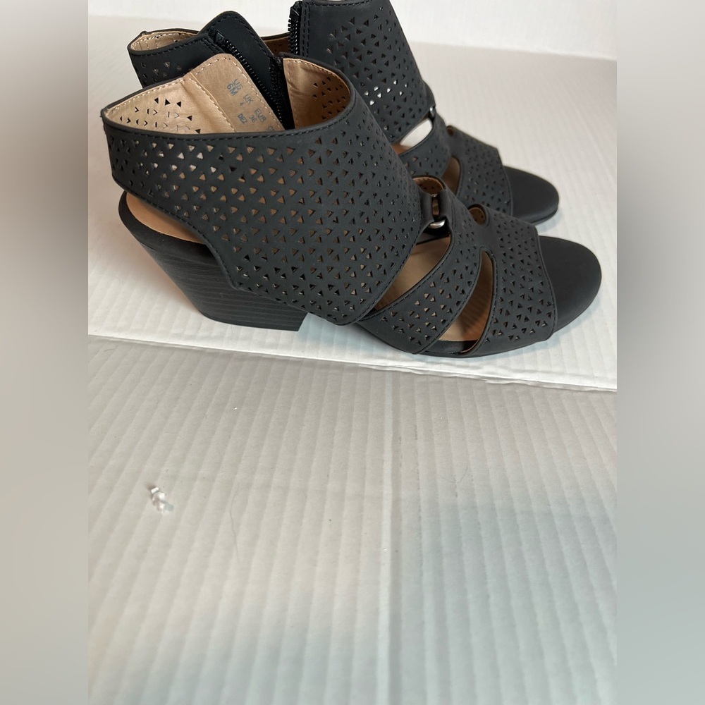 Naturalizer black heeled sandals size 6 never worn . - Picture 2 of 3